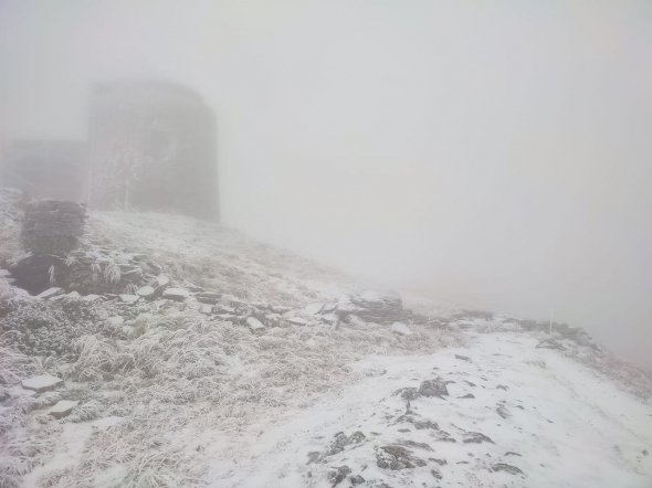 Гору Поп Иван притрусило снегом