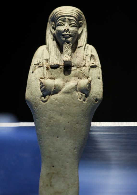 В Археологическом музее Измира в Турции выставили на показ три древнеегипетские статуэтки ушебти