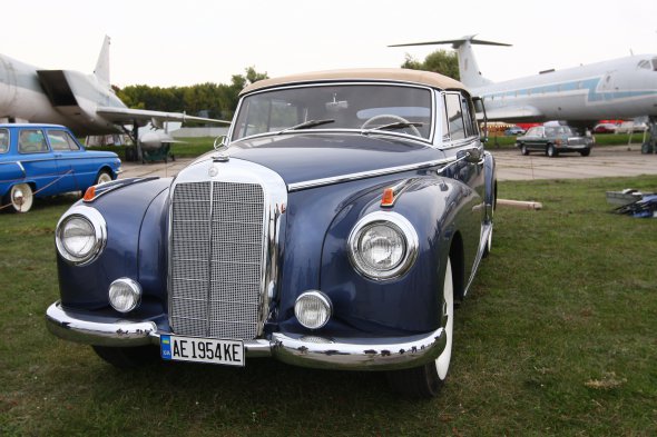 Mercedes-Benz 300B Cabriolet D (W186) 1954 года. Он был флагманской моделью марки в 1950 годах, аналог нынешнего S-класса. В свое время он также отличался исключительным комфортом и высокой ценой. Автомобиль взял на фестивале награду Гран-при. Теперь на всех афишах и 30 видах печатной продукции весеннего фестиваля будет его изображение.
