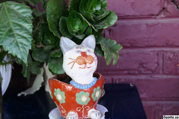 Внучка Ибрагимовых Асура - изучает гончарное дело, лепит керамические изделия - как этот вазон для цветов в форме кота