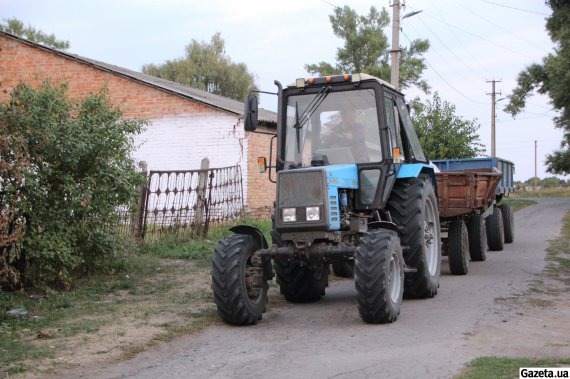 Нариман Ибрагимов едет трактором с поля после рабочего дня