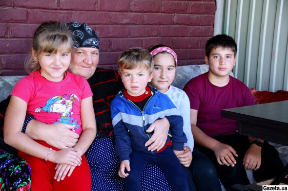 Наргиз Ибрагимова с внуками Севиль, Исламом, Айлин и Асланом