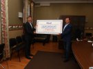 Сертификат с благотворительным взносом - основатель группы компаний Meest Ростислав Кисиль (справа) передал 23 сентября