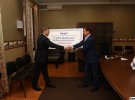 Председатель наблюдательного совета Международного благотворительного фонда развития Мемориала жертв Голодомора Иван Васюник (слева) благодарит основателя группы компаний Meest Ростислава Кисиля за благотворительную помощь