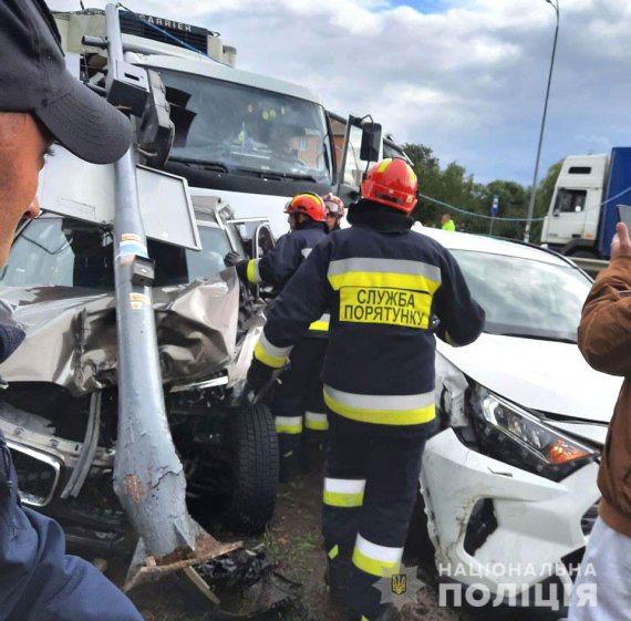 На Рівненщині сталася ДТП за участю чотирьох авто. Одна людина  загинула, троє травмувалися