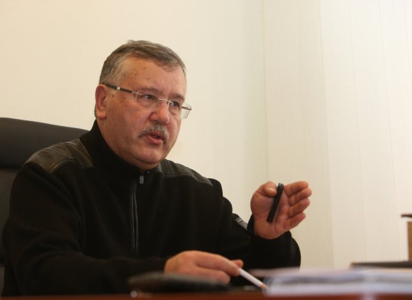Анатолий Гриценко, 63 года, был депутатом Верховной Рады VI и VII созывов, министр обороны в 2005-2007 годах. Полковник запаса. На президентских выборах 2019-го свои голоса за него отдали 1,3 миллиона украинцев, занял пятое место