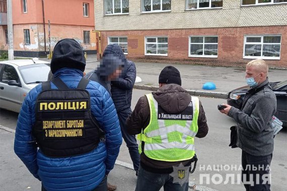 У Хмельницькому поліцейські затримали педагога, який займався збутом амфетаміну. Фото:   hm.npu.gov.ua 