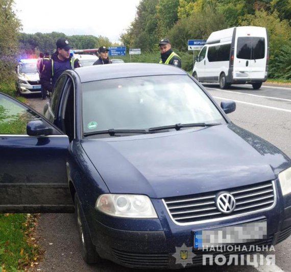 20-летняя жительница Ивано-Франковской ехала автостопом во Львовскую область  и попала в авто грабителей. Спасалась, выпрыгнув из машины на ходу. Нападавших  задержали. Младшему из них всего 17 лет