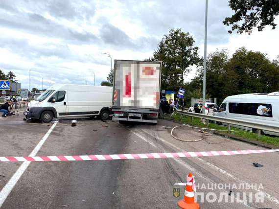 На Рівненщині сталася ДТП за участю чотирьох авто. Одна людина загинула, четверо  травмувалися