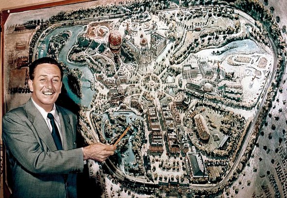 Мультиплікатор Волт Дісней показує мапу з містом, яке хоче звести з парком розваг. Презентував її під час пресконференції в американському Орландо у листопаді 1965 року