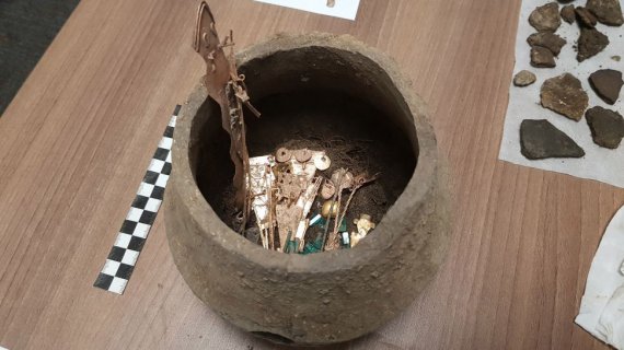 У Колумбії археологи виявили вісім керамічних глечиків з металевими фігурками і смарагдами