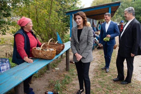 Петр Порошенко с женой, депутатом Киевсовета Мариной Порошенко посетили базар под Каневом Черкасской области