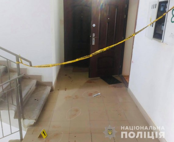 В Івано-Франківську рецидивіст напав на поліцейського з ножем у  його квартирі і ледь не вбив