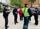 В Івано-Франківську рецидивіст напав на поліцейського з ножем у його квартирі і ледь не вбив