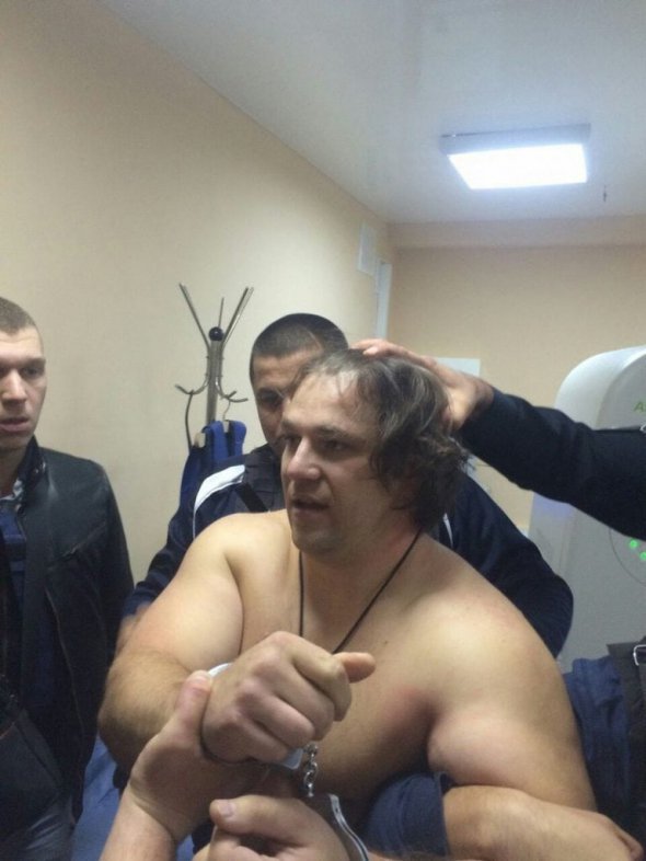 Олександр Пугачов  отримав кулю від пораненого ним поліцейського. З місця злочину утік. Пізніше  сам прийшов до лікарні ім. Іллі Мечникова, аби прооперували