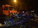 У Дніпрі легковик зіткнувся зі сміттєвозом. В аварії загинула 20-річна жінка. Водій і двоє пасажирів - у лікарні. Фото: dp.dsns.gov.ua