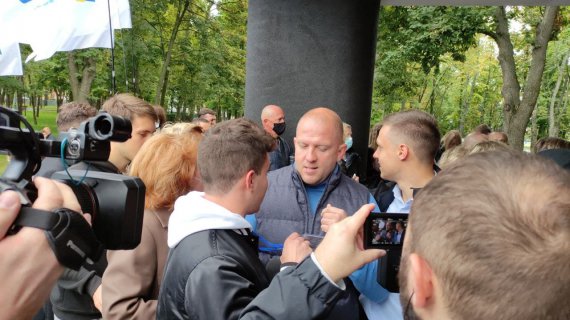 Охорона силою не пускала журналістів на партконференцію. Фото: ukranews