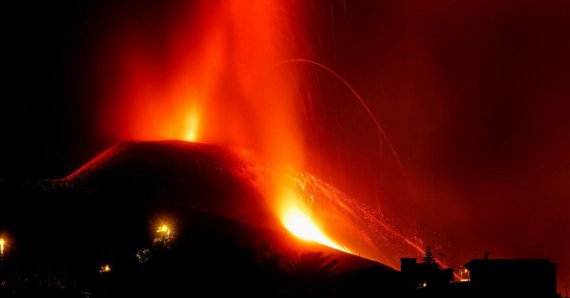 Виверження вулкана на Канарах посилилось. Аеропорт закрили
