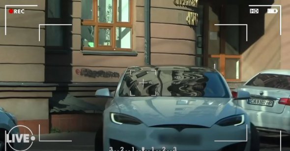 Олег Винник имеет еще популярную белую Tesla Model 3