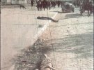Ці фото зроблені 1 жовтня 1941-го під час масових розстрілів у київському урочищі Бабин Яр. Автор - Йоганн Хале, фотограф 637-го німецького загону пропаганди 6-ої Армії. 