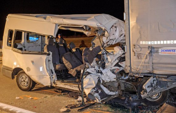 В Венгрии микроавтобус въехал в грузовик. Погибли двое украинцев