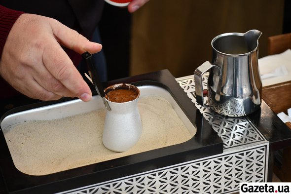 Кофе по-восточному готовят в турке, что нагревается от горячего песка