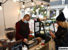 Бариста Мирослав Скочеляс с старейшей кофейни "Вірменка" во Львове готовит кофе по-восточному