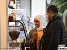 Арабские туристы покупают кофе на фестивале "На каву до Львова"