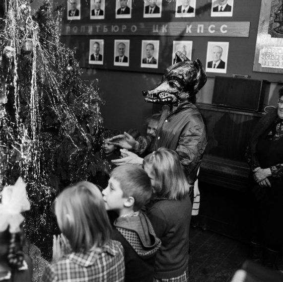1984 рік, новорічний ранок. На задньому плані величезна дошка «Політбюро ЦК КПРС». У той час це здавалося нормальним. Ідеологію дітям нав'язували з раннього дитинства, і в ігровій кімнаті на стіні висіли не малюнки кота Леопольда і Снігуроньки, а портрети старих дядьків з політбюро