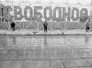 Центральная площадь в Туле, конец 1980-х. Композиция «Свободное» за решеткой, охраняемое бдительными часовыми