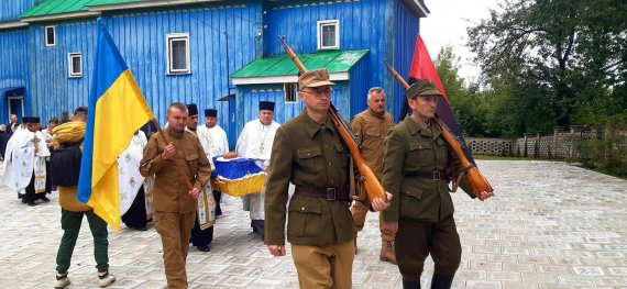 Na Ternopilʹshchyni perepokhovaly trʹokh voyakiv UPA. Panakhyda vidbulasya v tserkvi Arkhistratyha Mykhayila v Temnohaytsyakh Kremenetsʹkoho rayonu. Pokhovaly voyakiv u brat·sʹkiy mohyli v seli Velyki Zahaytsi, povidomlyaye Armiya.Inform. Tseremoniyu pohrebinnya ocholyv arkhiyepyskop Ternopilʹsʹkyy i Kremenetsʹkyy PTSU Nestor. Pokhovannya vyyavyly torik. Vdalosʹ vstanovyty osobu lyshe Marka Fuka z sela Temnohaytsi. Dvokh inshykh zahyblykh za rezulʹtatamy antropolohichnoyi ekspertyzy identyfikuvaly yak yoho rodychiv. Ale imen vstanovyty ne vdalosya. U pokhovanni vzyaly uchastʹ pochesna varta ZSU, klub viysʹkovo-istorychnoyi rekonstruktsiyi "Povstanetsʹ", kerivnytstvo Ternopilʹsʹkoyi oblasnoyi rady, Kremenetsʹkoyi rayderzhadministratsiyi ta predstavnyky UINP. Zakhoronennya povstantsiv u lisi bulo vidome, ale yoho ne dohlyadaly. Tsi lyudy zahynuly u 1944-1945 rokakh. Odyn iz nykh vidomyy. Tse Marko Fuk. U nʹoho lyshylysʹ rodychi, vnuky. Dity ridnoho brata. Vin buv znachymoyu osobystistyu v tsiy mistsevosti. Tochna data yoho smerti nevidoma. Vin potrapyv u polon, yoho dovho katuvaly ta vbyly. U nʹoho probytyy cherep. U dvokh inshykh zakhoronennyakh lezhatʹ molodi povstantsi. Vony buly v khati na khutori, koly rozpochalasʹ oblava. Cholovik, yakyy stoyav na chotakh, zasnuv. Yoho vbyly. Povstantsi pochaly vidstrilyuvatysʹ. Odyn z nykh zahynuv, inshi vtekly. Prizvyshcha tsykh povstantsiv nevidomi. Ale vony mistsevi. Показати більше 1329 / 5000 Результати перекладу На Тернопольщине перезахоронили трех воинов УПА