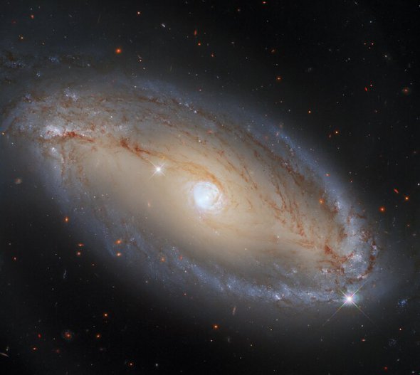 NGC 5728 представляет собой сейфертовскую галактику