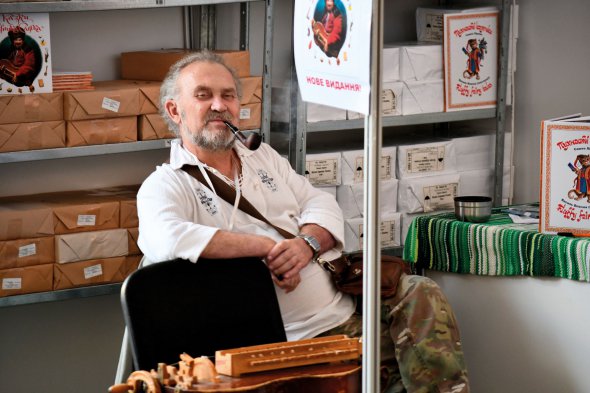 Казкар Сашко Лірник представляє нову повість ”Серце Шувара” на власному стенді у Львівському палаці мистецтв під час Книжкового ярмарку. Відбувався одночасно з 28-м літературним фестивалем BookForum. У творі розповідає про давніх міфічних істот – хранителів землі. Щоб видати книжку, брав кредит. Ідею розробив із підприємцем Романом Федишиним