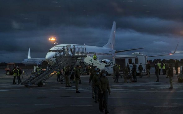 Эвакуированные из Кабула прибывают в аэропорт Борисполь, 23 сентября 2021 года