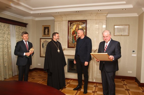 Режисера та колишнього політв’язня Олега Сенцова нагородили відзнакою імені Омеляна Ковча за особистий приклад жертовності та гуманізму. Вручення проходило в адміністративному будинку поруч Патріаршого Собору УГКЦ