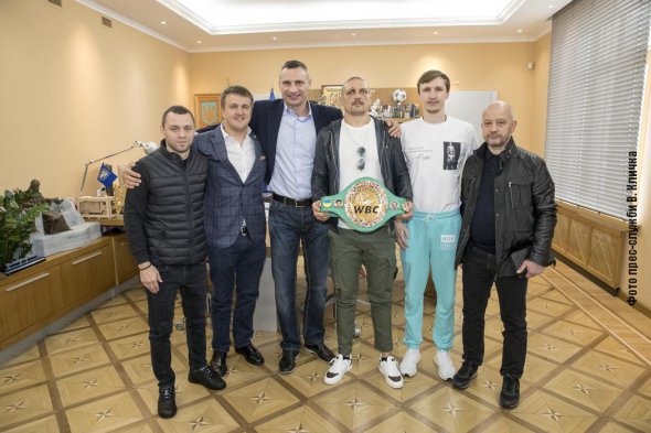 Мэр подарил Усику пояс WBC с украинским флагом. Фото: КГГА