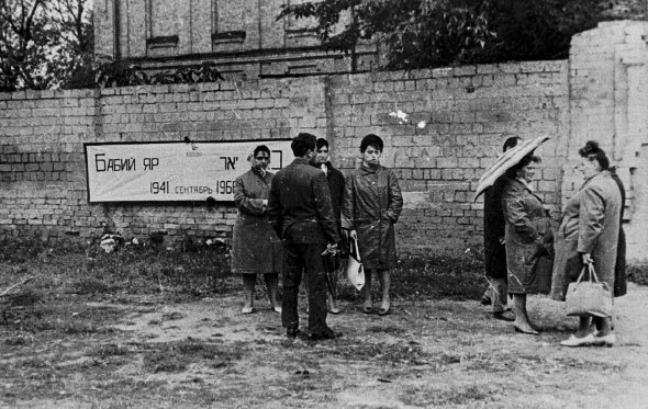 Люди сходятся на первый митинг памяти жертв Бабьего Яра, 24 сентября 1966 года. Он был несанкционированный. Призвал собраться 29-летний работник Киевской обсерватории Амик Бриллиант. Он сделал плакат и закрепил на уцелевшей стене разрушенного еврейского кладбища возле Бабьего Яра. Пришло до 50 человек. Договорились проводить митинги 29 сентября - день начала расстрелов 1941