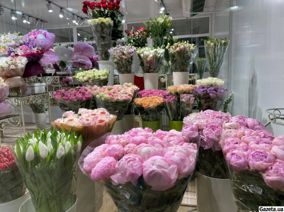 На Бессарабському ринку окрім продуктів, продаються ще і квіти. Ціни не відрізняються від тих, які ставлять у спеціальних квіткових кіосках