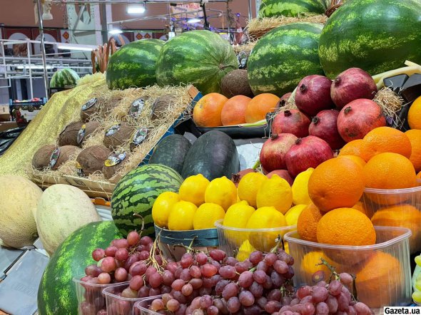 На Бессарабці, окрім традиційних для українців ягід і фруктів, продають ще й екзотичні плоди