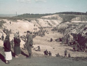 ­Радянські ­полонені під ­прицілом німецьких військових закопують розстріляних людей в урочищі Бабин Яр у Києві, жовтень 1941 року. За два тижні там вбили 51 тисячу киян