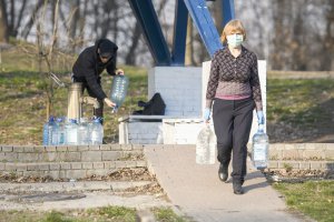 Для пиття й приготування їжі кияни набирають воду в бюветах у міських парках. Ті безкоштовно подають воду з артезіанських свердловин завглибшки понад 100 метрів. Міський водогін постачає доочищену воду з Дніпра