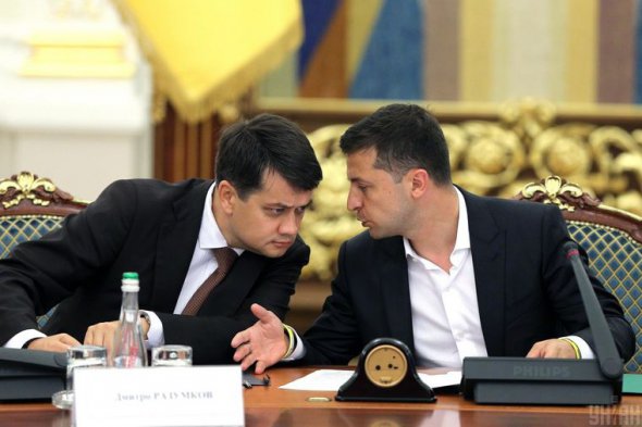 Председатель Верховной Рады Дмитрий Разумков (слева) открыто выступил против Чино власти. В Раде начнут собирать подписи за отставку спикера