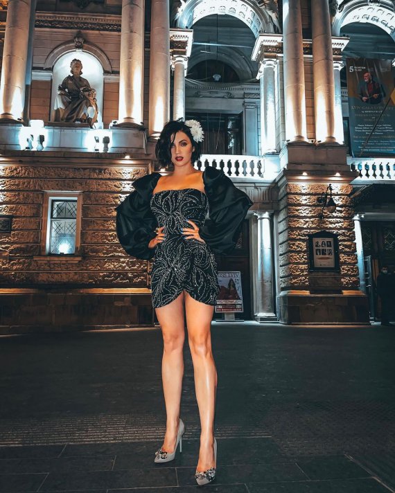 Певица Ольга Цибульская похвасталась стройной фигурой в мини-платье