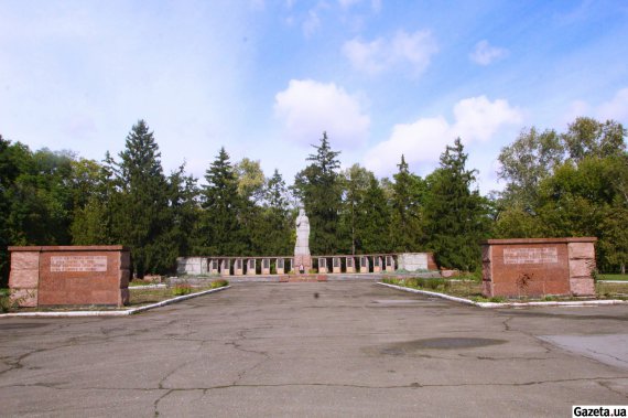 У селі Великі Липняги на Полтавщині нацисти 19-21 вересня 1943 року замучили 371 людину - в основнму, жінок, дітей та старих