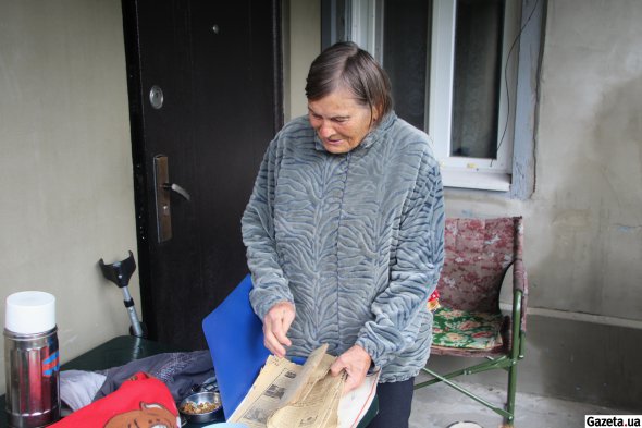 88-летняя Галина Федоровна Чигринец показывает пожелтевшие вырезки из газет, в которых говорится о Великолипняговской трагедии