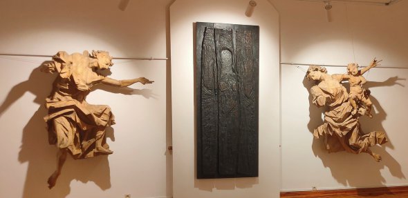 «Оранта» современного художника Александра Животкова соседствует со скульптурами XVIII века Франциска Олендского. Показывают на выставке «Катарсис» в Софии Киевской