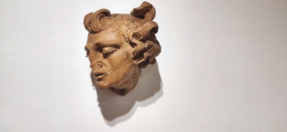 Голова Ангела - единственный уцелевший фрагмент скульптуры Пинзеля из алтаря костела отцов-миссионеров в Городенке. Показывают на выставке «Катарсис» в Софии Киевской