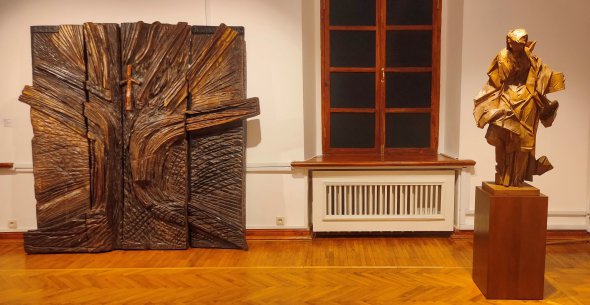 В одному залі поєднали "Дерево життя" сучасного митця Олександра Животкова (зліва) та "Святу Анну" Пінзеля ХVІІІ століття. Показують на виставці «Катарсис» у Софії Київській