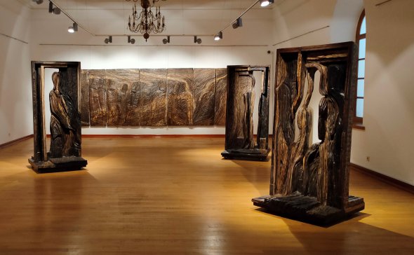 В цикле "Врата", представляющие собой массивные деревянные порталы с прорезями в форме женской фигуры, Александр Животков размышляет над темой жизни и смерти. Показывают на выставке «Катарсис» в Софии Киевской