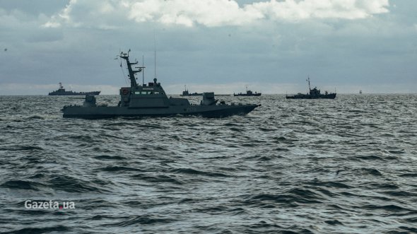 Корабельная группа в море: МБАК "Никополь", десантный катер "Сватово", средний десантный корабль "Юрий Олефиренко", артиллерийские катера